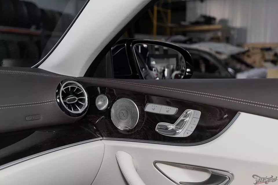 Mercedes E400 coupe. Полная замена акустической системы с оформлением багажника